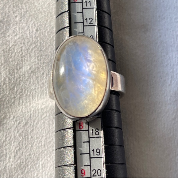 Elegant Silver and Blue Large Moonstone Cabochon Ring Size 7 - Picture 4 of 11